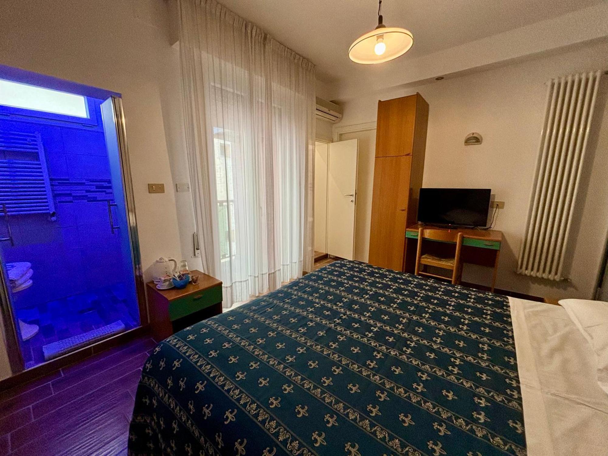 Hotel Iride Suite & Breakfast- Ideale Per Famiglie E Coppie Riccione Exteriör bild