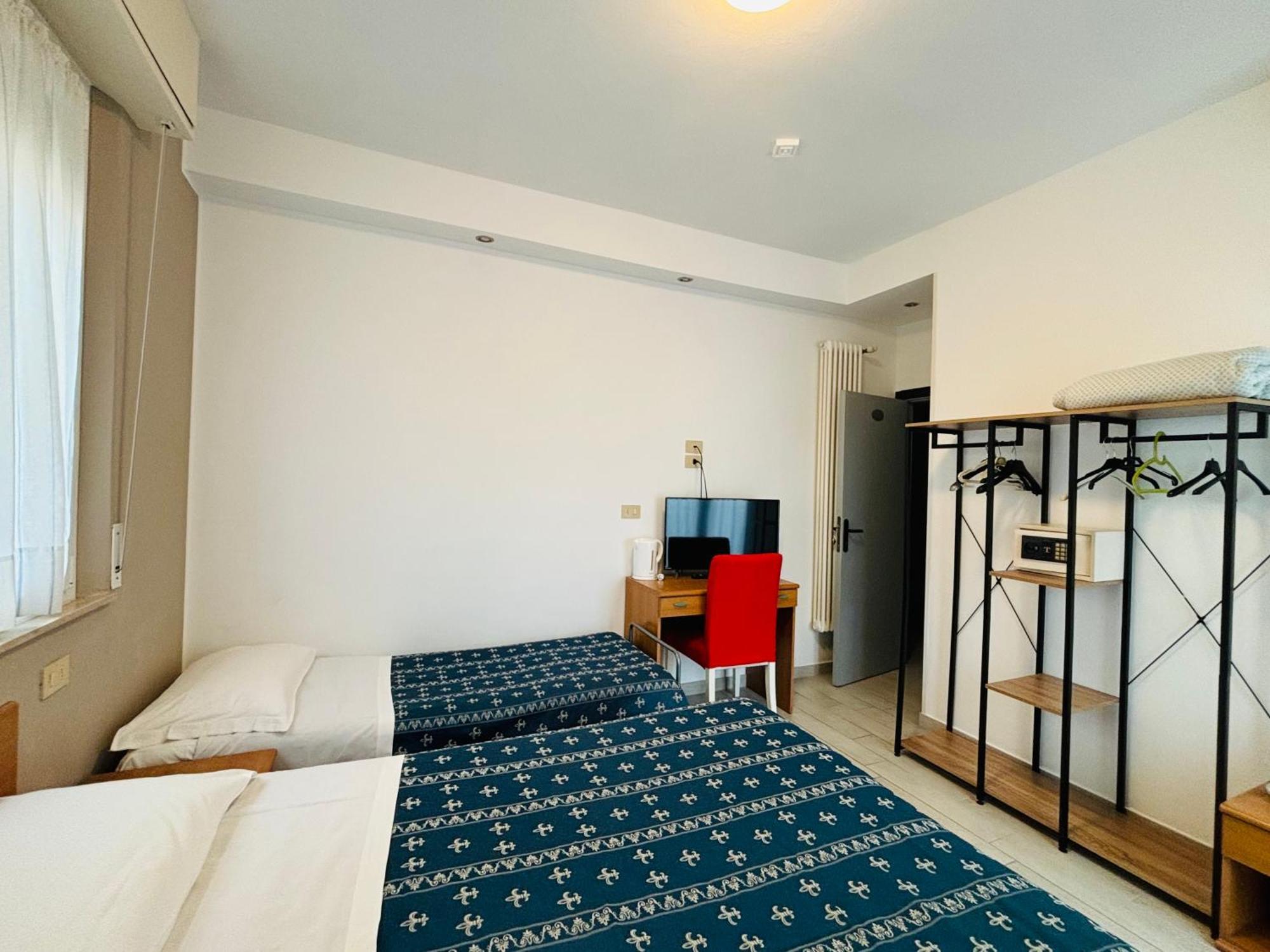 Hotel Iride Suite & Breakfast- Ideale Per Famiglie E Coppie Riccione Exteriör bild