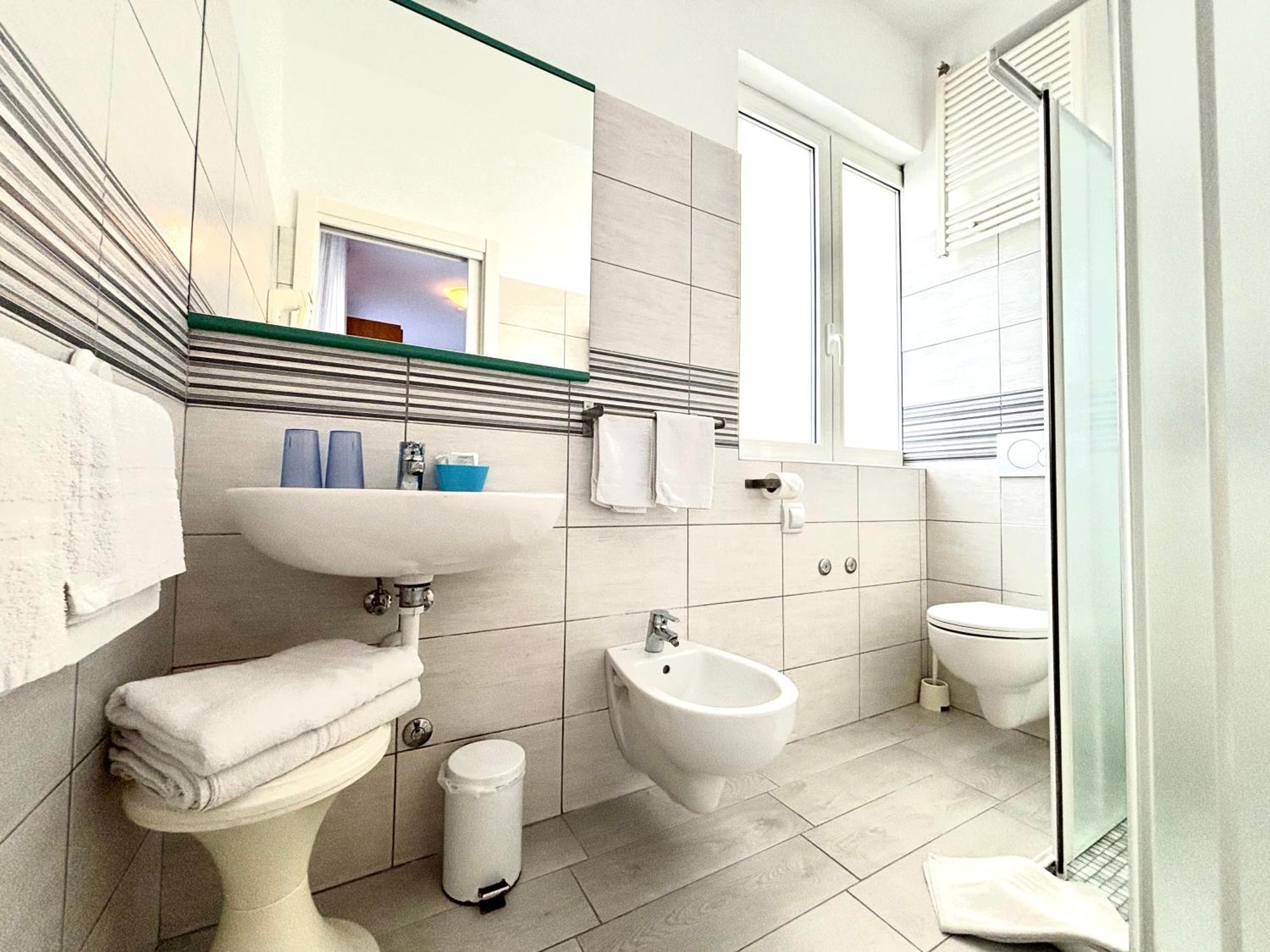 Hotel Iride Suite & Breakfast- Ideale Per Famiglie E Coppie Riccione Rum bild