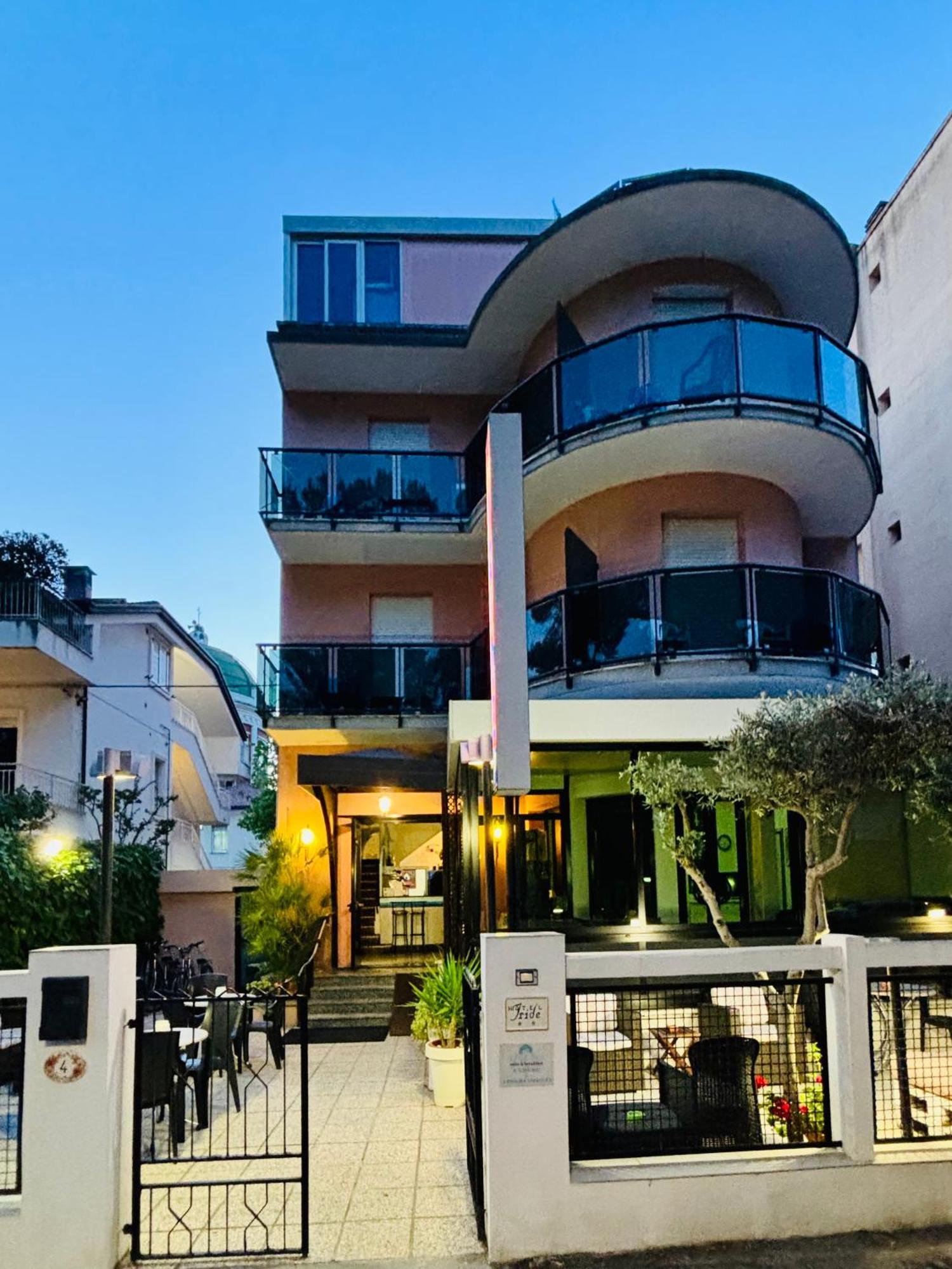 Hotel Iride Suite & Breakfast- Ideale Per Famiglie E Coppie Riccione Exteriör bild