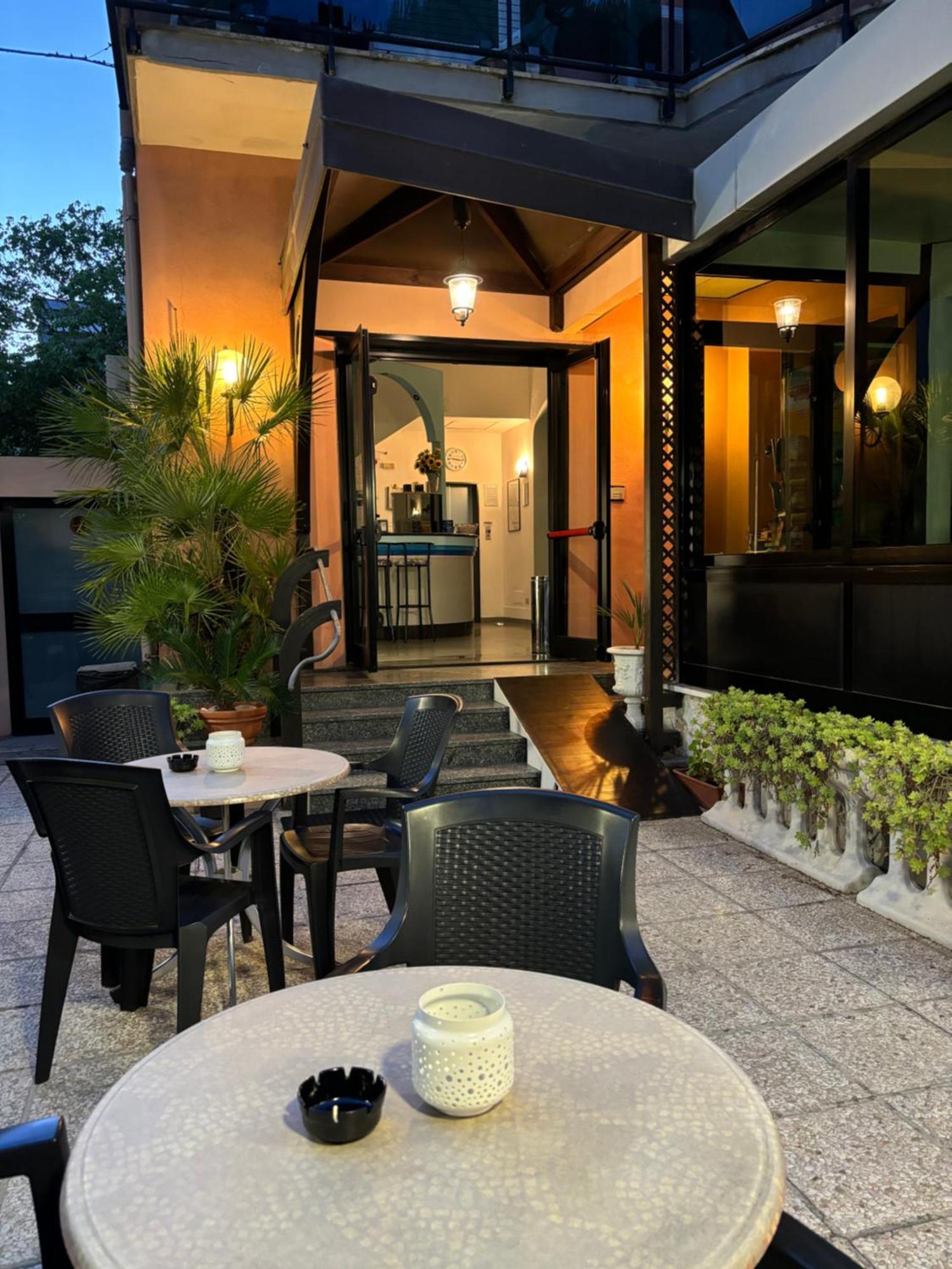 Hotel Iride Suite & Breakfast- Ideale Per Famiglie E Coppie Riccione Exteriör bild