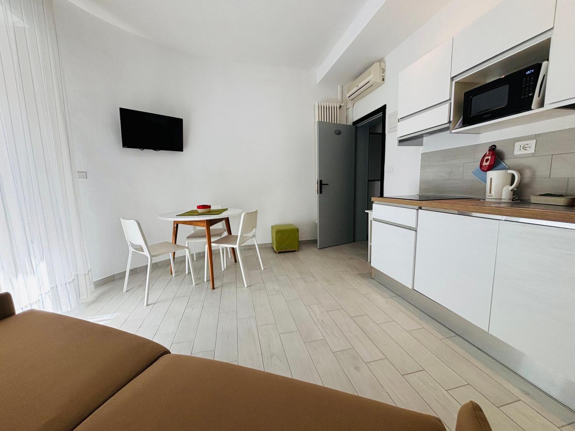 Hotel Iride Suite & Breakfast- Ideale Per Famiglie E Coppie Riccione Exteriör bild