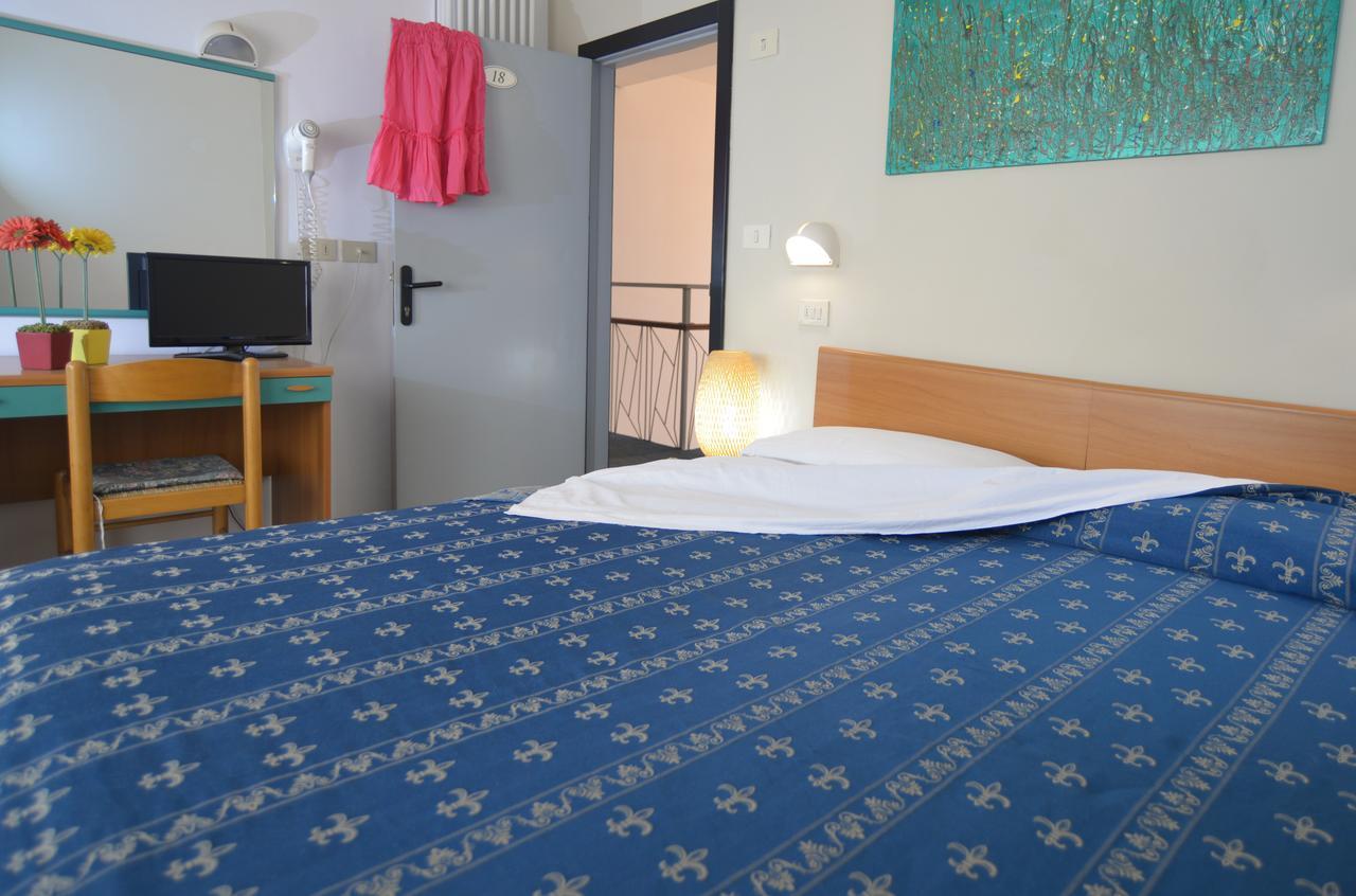 Hotel Iride Suite & Breakfast- Ideale Per Famiglie E Coppie Riccione Exteriör bild
