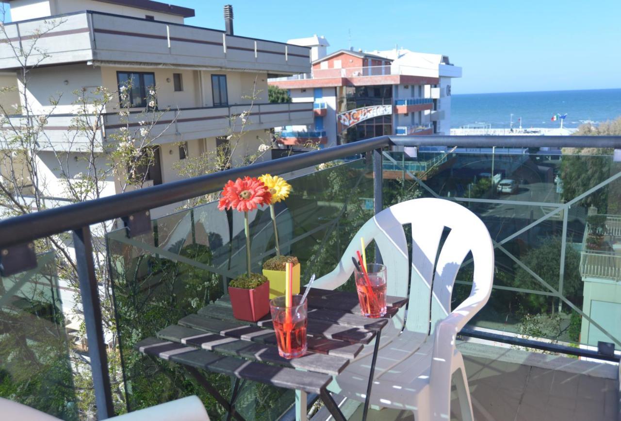Hotel Iride Suite & Breakfast- Ideale Per Famiglie E Coppie Riccione Exteriör bild